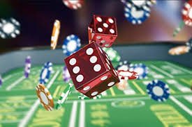 Roulette live Captain's Bounty menampilkan roda fisik dan dealer yang menempatkan taruhan